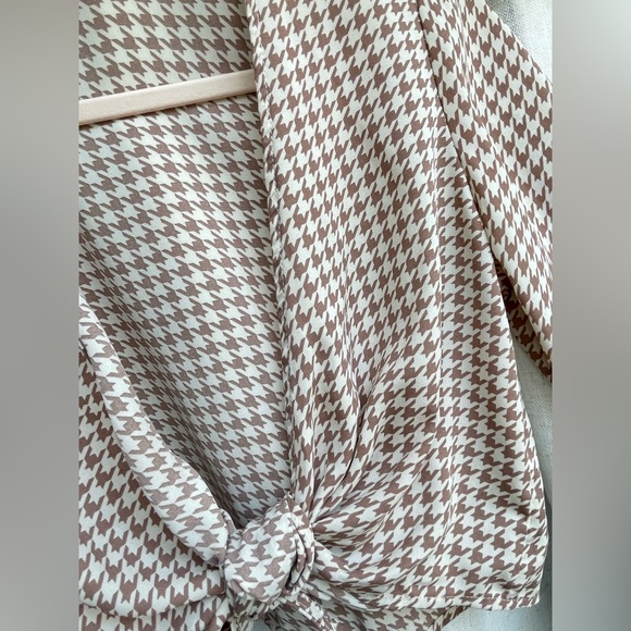 3 for $15 🦋 LIKE NEW Houndstooth Crop Tie Top - Long-sleeve - Picture 6 of 8